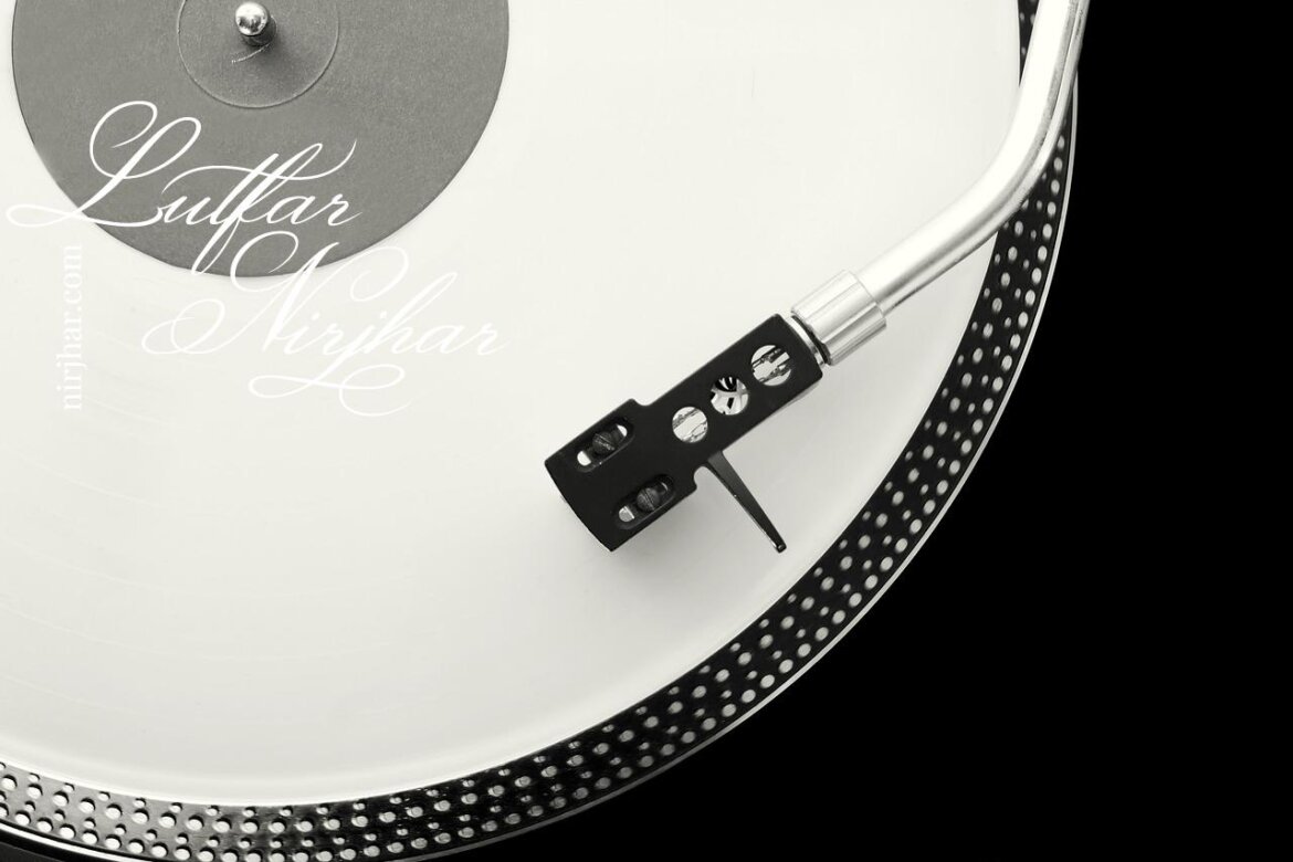 Photo by andreas160578 turntable, needle, vinyl records